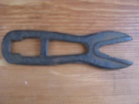 Alligator wrench